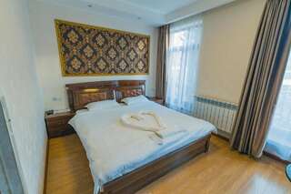 Отель Hotel Garden House Тбилиси Улучшенный двухместный номер с 1 кроватью или 2 отдельными кроватями-1