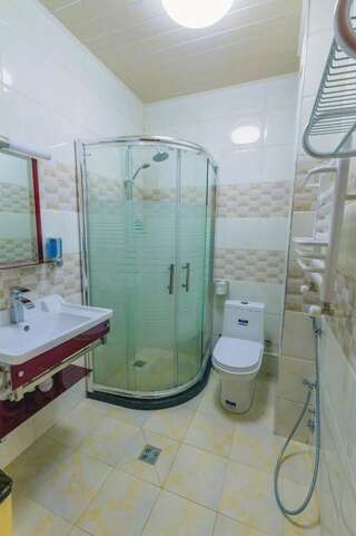 Отель Hotel Garden House Тбилиси Улучшенный двухместный номер с 1 кроватью или 2 отдельными кроватями-4