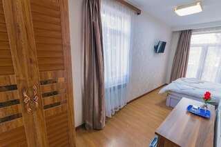 Отель Hotel Garden House Тбилиси Улучшенный двухместный номер с 1 кроватью или 2 отдельными кроватями-11