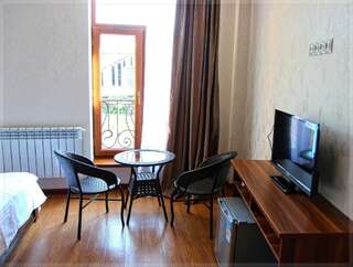 Отель Hotel Garden House Тбилиси Улучшенный двухместный номер с 1 кроватью или 2 отдельными кроватями-12